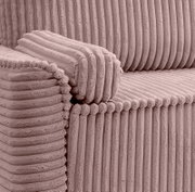 Nahaufnahme eines rosa Schlafsofas mit geripptem Stoffbezug, seitliche Perspektive