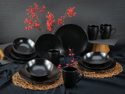 Elegantes schwarzes Kombiservice 16-tlg mit Tellern, Schalen und Tassen, dekoriert mit roten Beeren, aus der Frontalperspektive.