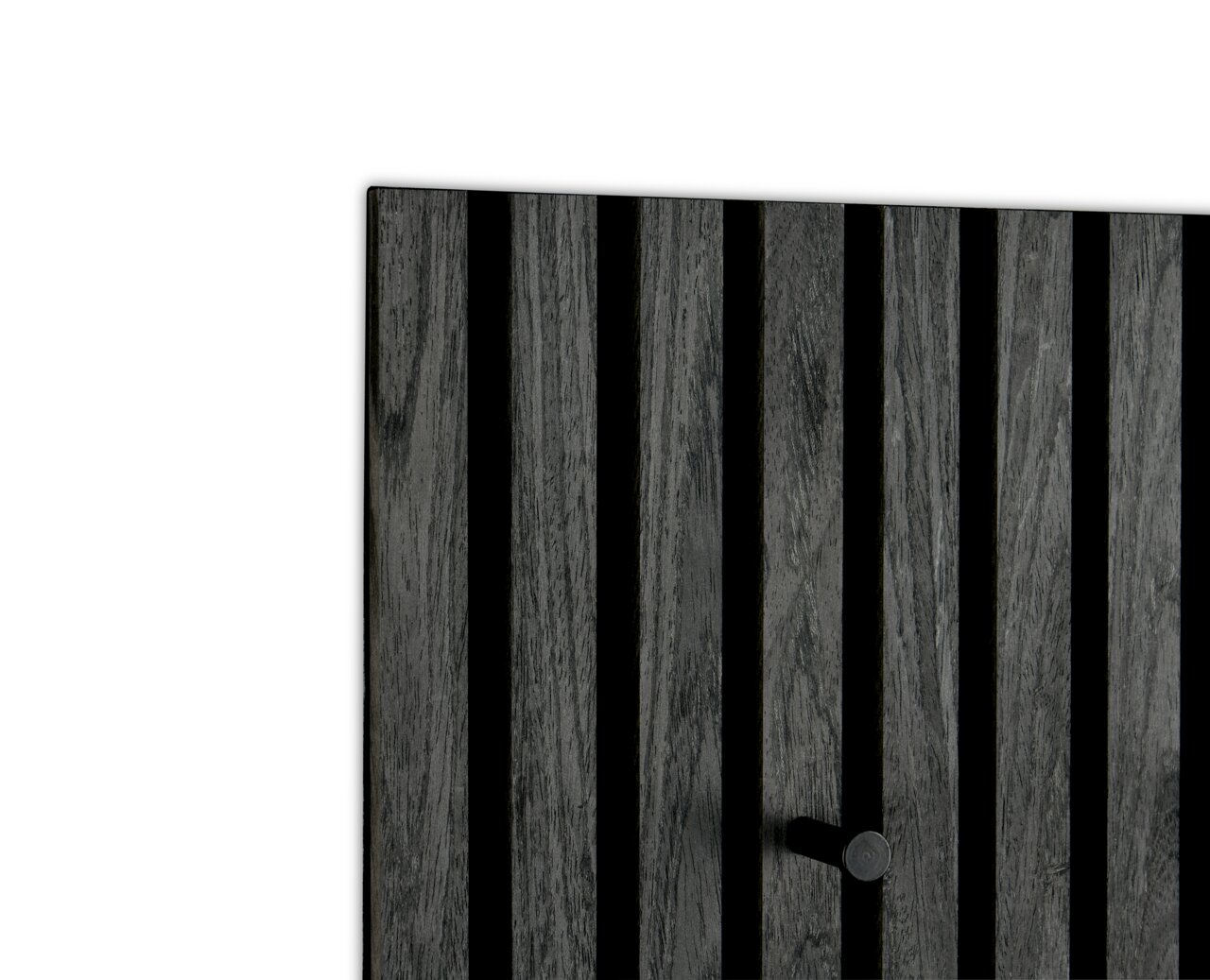 Close-up van een moderne kapstok van donker hout met verticale strepen en een haak, gezien vanaf de zijkant.