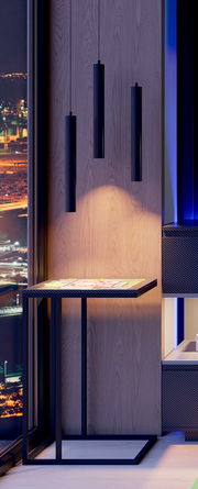 Moderner, schlanker Stehtisch mit schwarzem Metallgestell und quadratischer Tischplatte in einem Innenraum am Fenster, frontal aus leicht seitlicher Perspektive aufgenommen