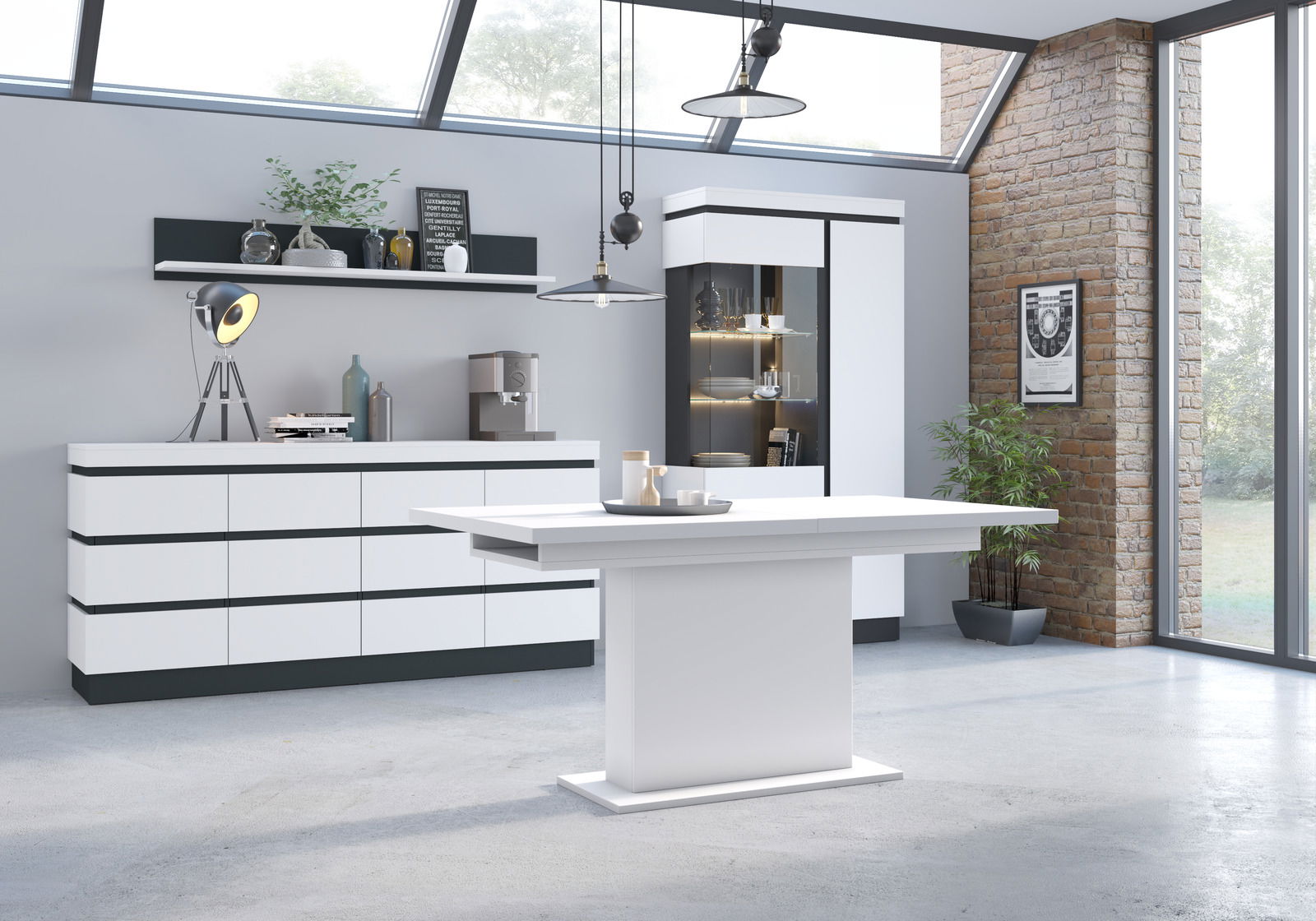 Moderne Wohnzimmereinrichtung mit Sideboard, Vitrine und Esstisch in einem hellen Raum mit großen Fenstern, seitliche Perspektive.