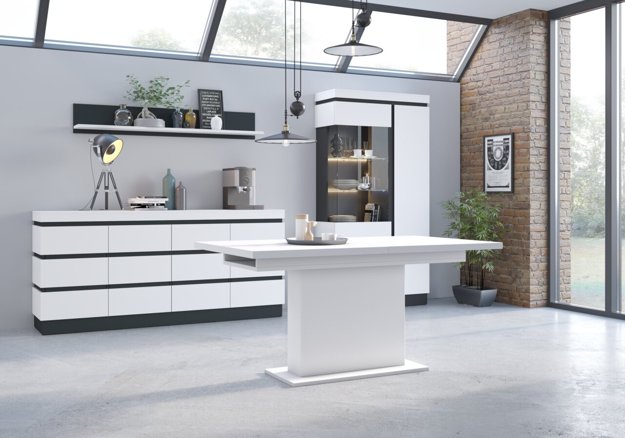 Moderne Wohnzimmereinrichtung mit Sideboard, Vitrine und Esstisch in einem hellen Raum mit großen Fenstern, seitliche Perspektive.