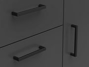 Nahaufnahme einer schwarzen Kommode mit modernen, rechteckigen Griffen aus Metall, seitliche Perspektive
