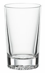 Klares Softdrinkglas aus der Seitenperspektive, ideal für erfrischende Getränke.