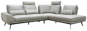 Lichtgrijze moderne hoekbank met chaise longue, verstelbare hoofdsteunen, sierkussens en zwarte metalen poten, schuin van voren gezien.