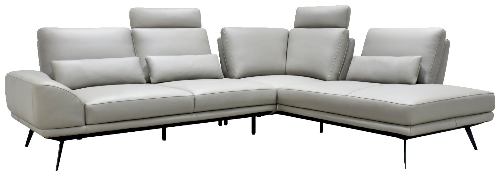 Lichtgrijze moderne hoekbank met chaise longue, verstelbare hoofdsteunen, sierkussens en zwarte metalen poten, schuin van voren gezien.