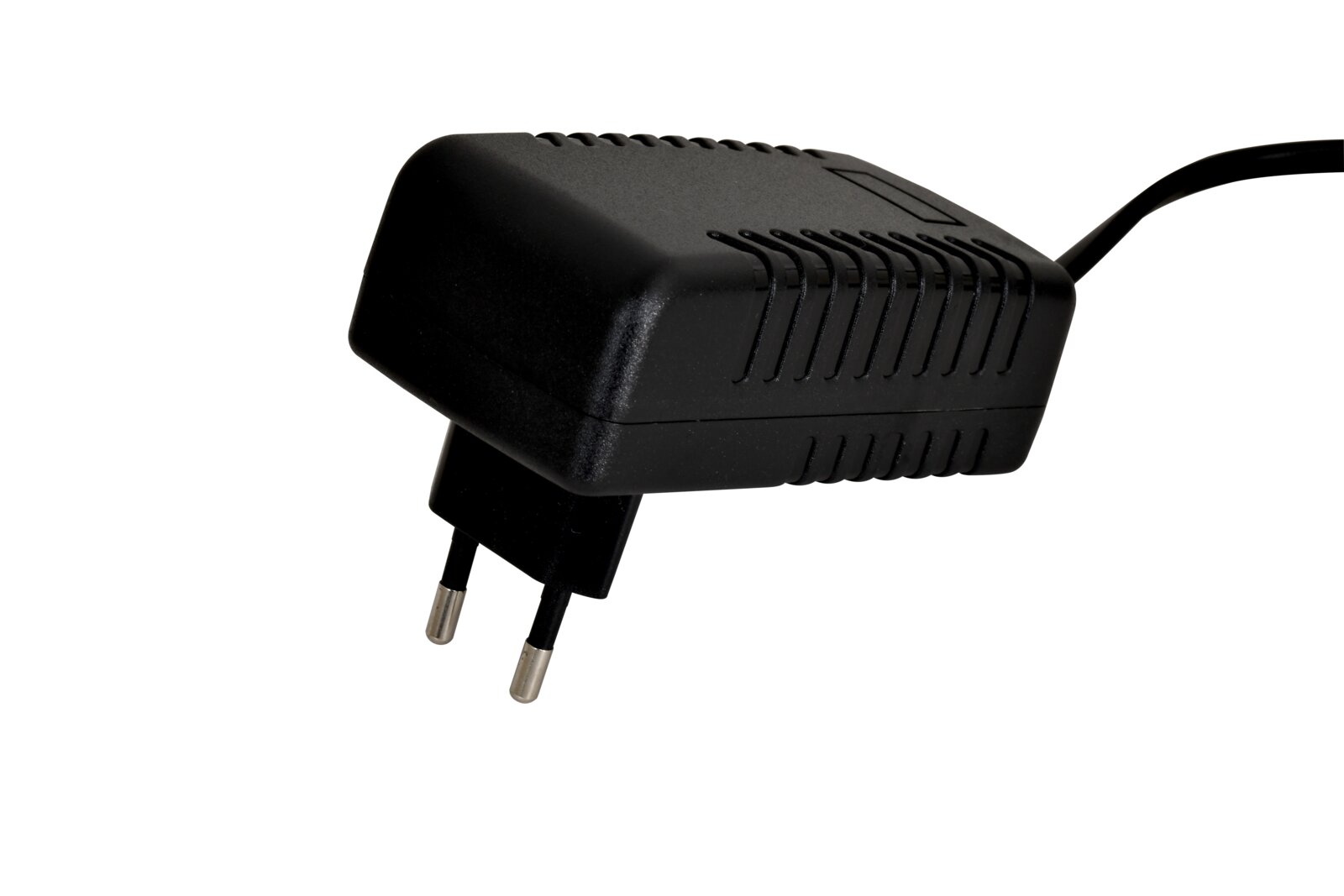 Zwarte netadapter met Europese tweepolige stekker en vast snoer, schuin van voren en opzij afgebeeld tegen een witte achtergrond