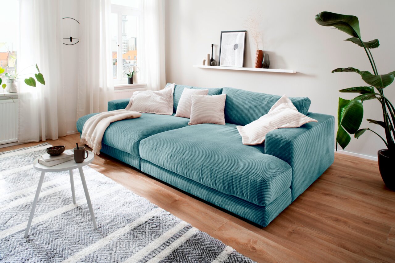Pure Home Lifestyle Grote bank PURE 979 Gezellige, turkooisgekleurde megabank in een lichte woonkamer, zijaanzicht