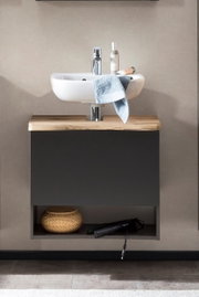 Moderner Waschbeckenunterschrank mit Holzplatte und integriertem Waschbecken, frontal fotografiert.