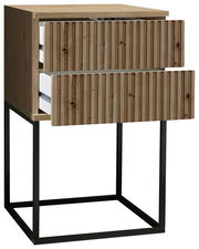 Nachtkommode aus Holz mit zwei offenen Schubladen, auf einem schwarzen Metallgestell, seitliche Perspektive