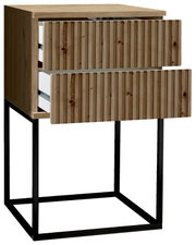 Nachtkommode aus Holz mit zwei offenen Schubladen, auf einem schwarzen Metallgestell, seitliche Perspektive