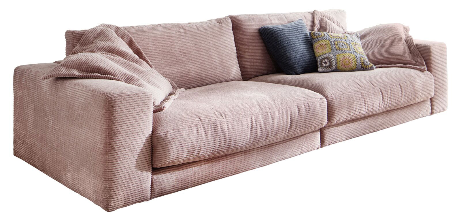 Zweiersofa aus rosafarbenem Cordstoff mit mehreren Kissen, seitliche Perspektive