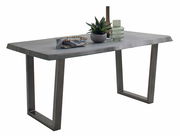 Moderner Esstisch mit rechteckiger Holzplatte und Metallbeinen, seitliche Perspektive