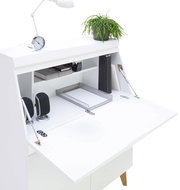 Moderner weißer Sekretär mit geöffneter Klappe, ausgestattet mit Ablagefächern, einer Schreibtischlampe, einem Wecker und einer Pflanze. Perspektive von schräg oben.