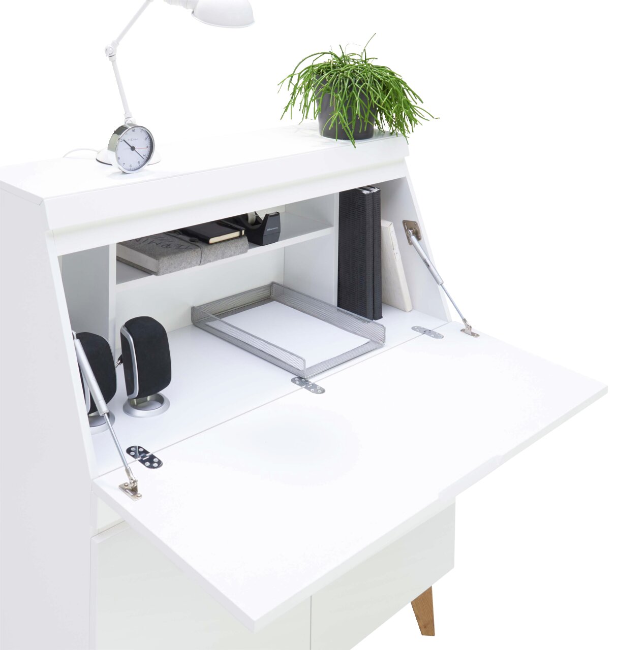 Moderner weißer Sekretär mit geöffneter Klappe, ausgestattet mit Ablagefächern, einer Schreibtischlampe, einem Wecker und einer Pflanze. Perspektive von schräg oben.
