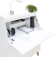 Moderner weißer Sekretär mit geöffneter Klappe, ausgestattet mit Ablagefächern, einer Schreibtischlampe, einem Wecker und einer Pflanze. Perspektive von schräg oben.