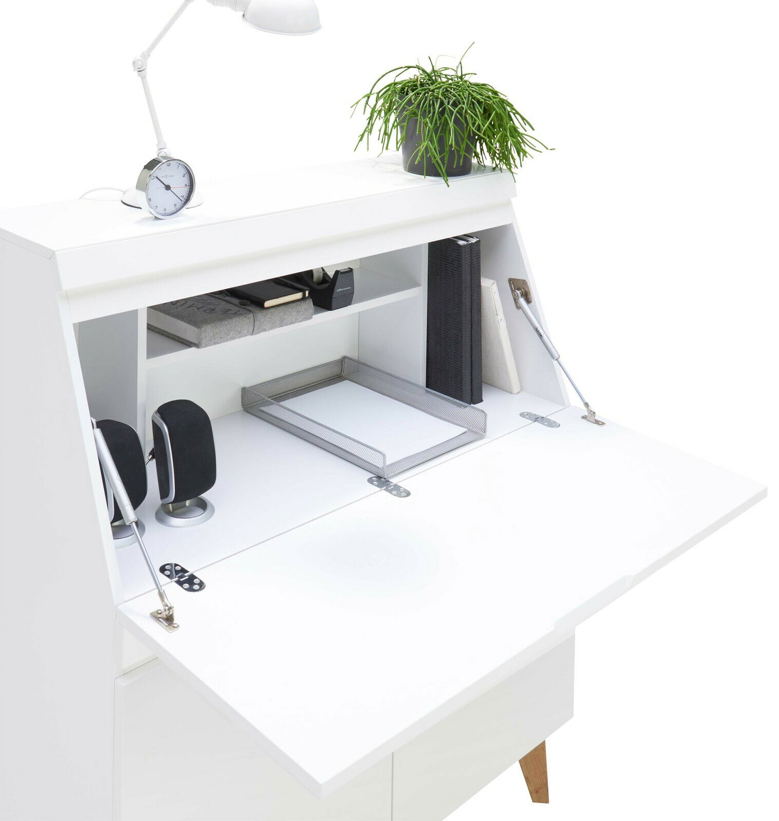 Moderner weißer Sekretär mit geöffneter Klappe, ausgestattet mit Ablagefächern, einer Schreibtischlampe, einem Wecker und einer Pflanze. Perspektive von schräg oben.