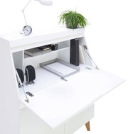 Moderne witte secretaire met geopende klep, voorzien van opbergvakken, een bureaulamp, een wekker en een plant. Aanzicht van schuin bovenaf.