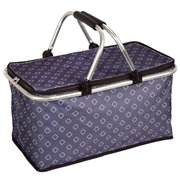 Blauwe geïsoleerde picknickmand/koeltas met ritsdeksel, wit ruitpatroon en aluminium draagbeugels met zwarte handgrepen, schuin van voren in driekwartperspectief