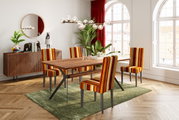 Esszimmer mit modernem Holztisch und vier Stühlen mit buntem Streifenmuster, seitliche Perspektive