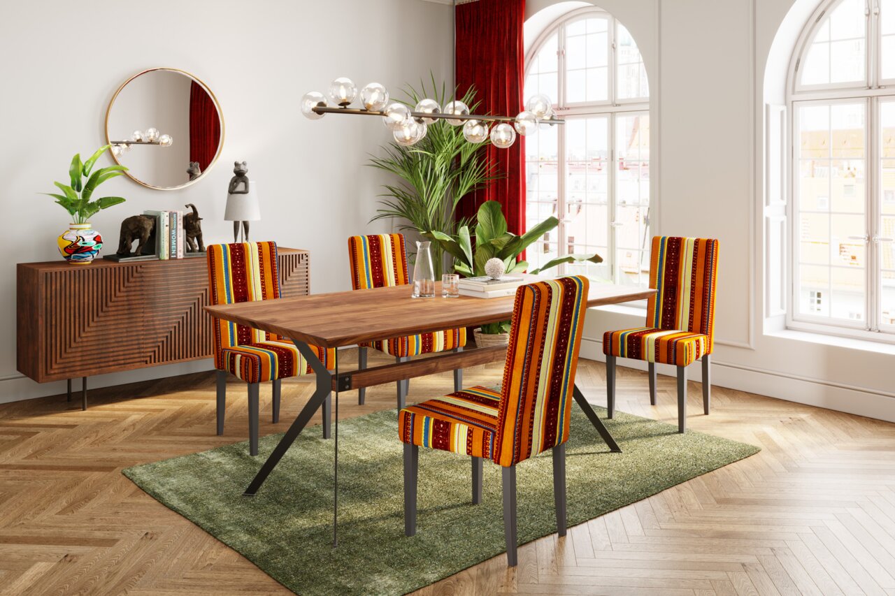 Eetkamer met een moderne houten tafel en vier stoelen met een kleurrijk streepjespatroon, zijaanzicht