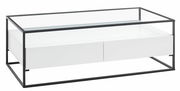 Moderner Couchtisch mit Glasplatte und schwarzem Metallrahmen, seitliche Perspektive