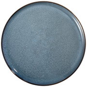 Rond blauw keramisch bord met fijn gespikkeld glazuur en een donkerbruine rand, van bovenaf gezien