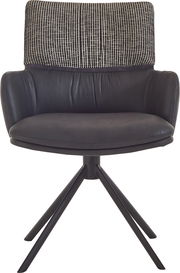 Moderner Drehstuhl mit schwarzer Sitzschale in Lederoptik, gepolsterter Rückenlehne mit schwarz-weißem Stoffmuster und schwarzem Vierfuß-Metallgestell, frontal aus der Vorderansicht freigestellt