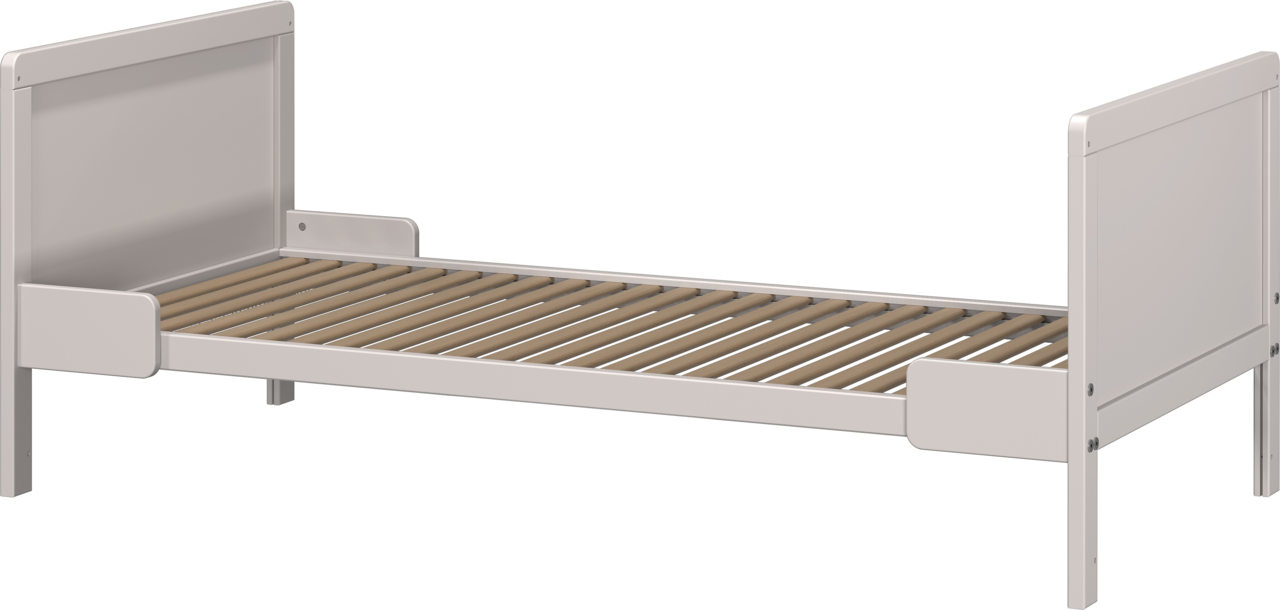 Weißes Kinderbett aus Holz mit Lattenrost, seitliche Perspektive