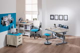 Moderner Schreibtisch in einem hellen Raum, mit ergonomischem Stuhl und Hocker, aus der Perspektive von vorne rechts betrachtet.