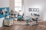 Moderner Schreibtisch in einem hellen Raum, mit ergonomischem Stuhl und Hocker, aus der Perspektive von vorne rechts betrachtet.