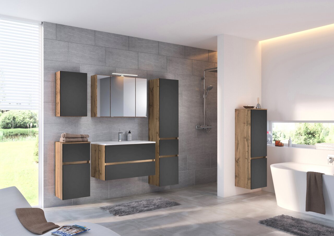 Moderner Hochschrank in einem stilvollen Badezimmer, mit Holz- und dunklen Fronten, aus seitlicher Perspektive fotografiert.