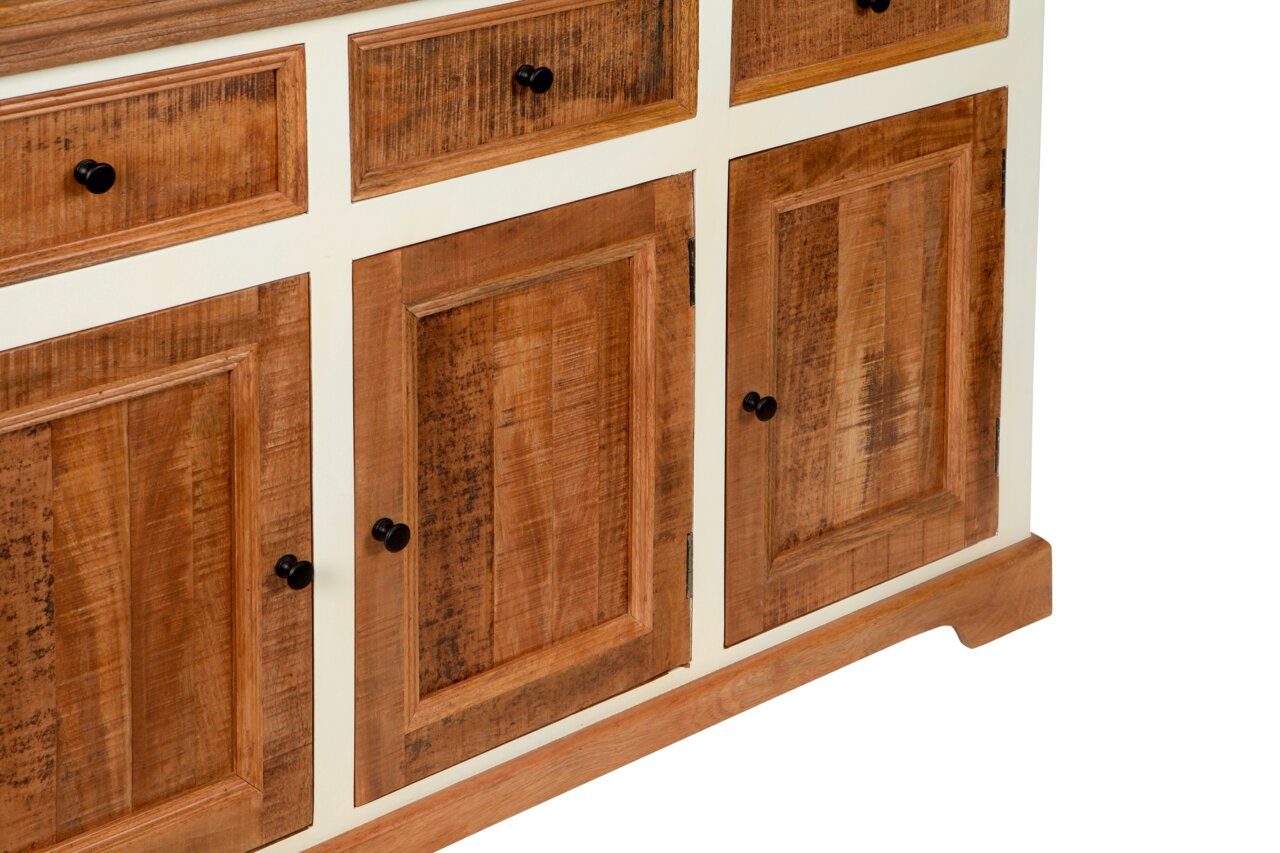Nahaufnahme eines Vitrinenschranks aus Holz mit zwei Schubladen und zwei Türen, seitliche Perspektive