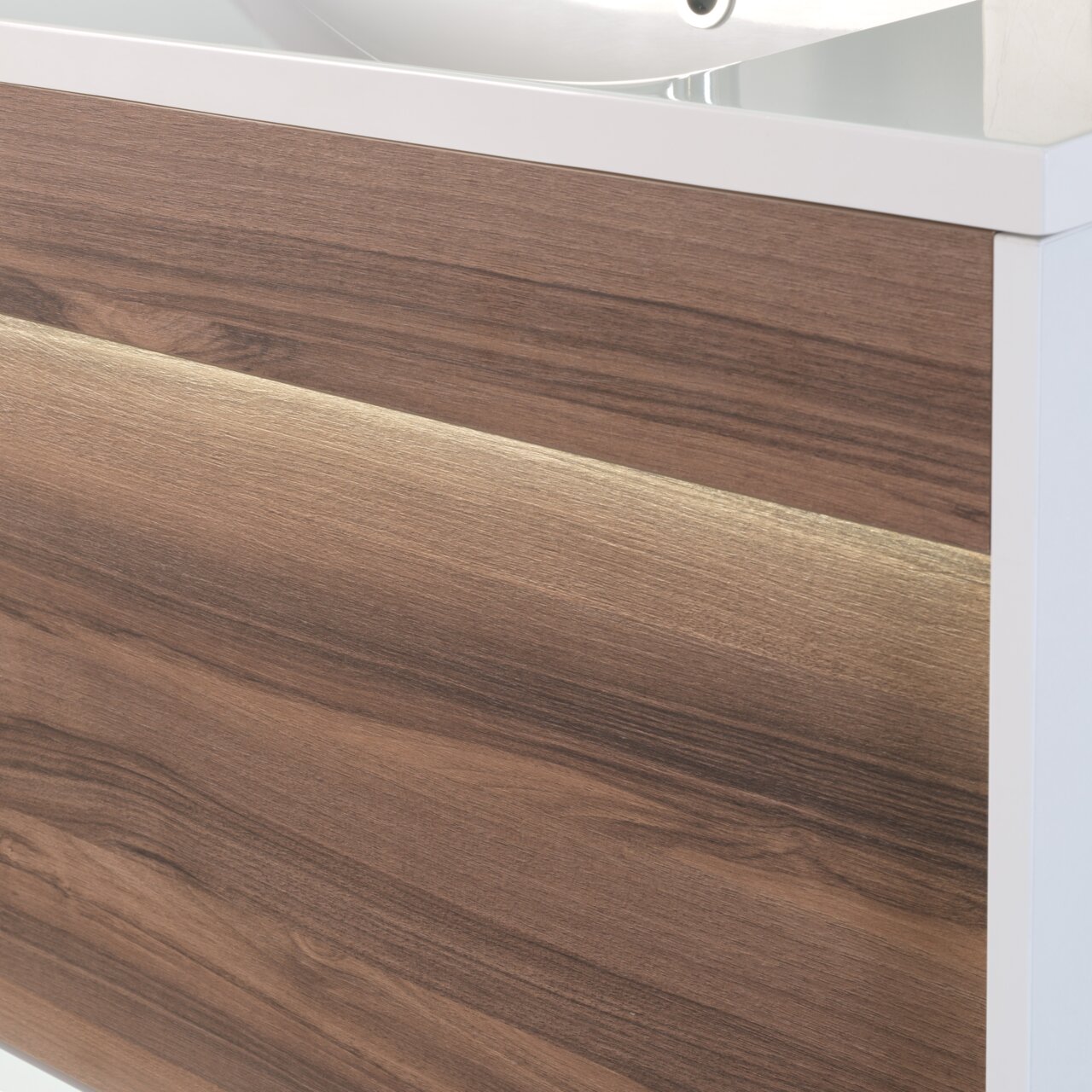 Voleo Waschplatz FREYA Nahaufnahme eines Waschplatzes mit Holzoptik und weißem Rand, seitliche Perspektive