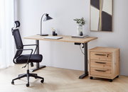 Moderner Arbeitsplatz mit höhenverstellbarer E-Tischplatte aus Holz, schwarzem Bürostuhl und Rollcontainer, seitliche Perspektive.