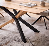 Moderner Esstisch aus Holz mit schwarzem Metallgestell, seitliche Perspektive.