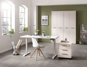 Moderner Arbeitsplatz mit elektrischem Tischgestell und Tischplatte, seitliche Perspektive