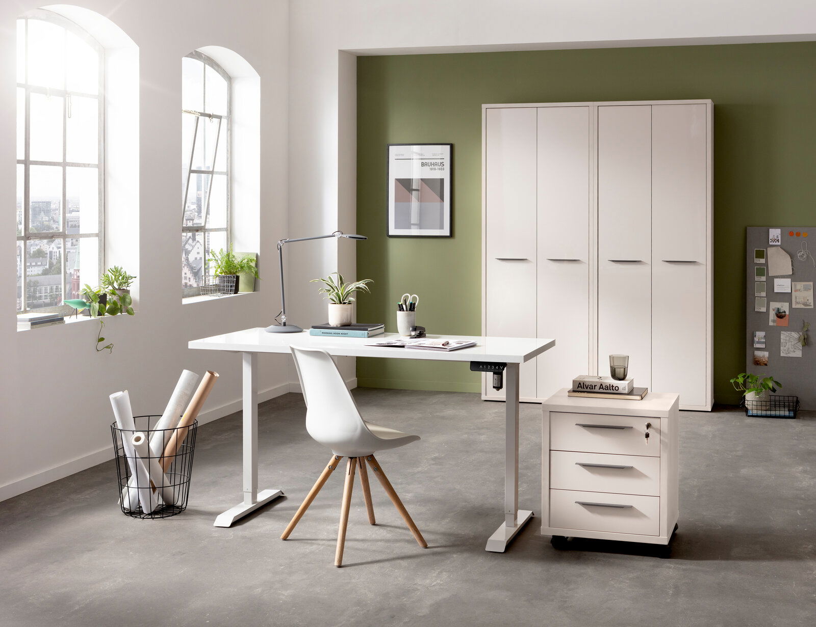 Moderner Arbeitsplatz mit elektrischem Tischgestell und Tischplatte, seitliche Perspektive