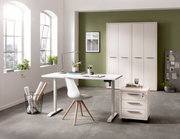 Moderner Arbeitsplatz mit elektrischem Tischgestell und Tischplatte, seitliche Perspektive