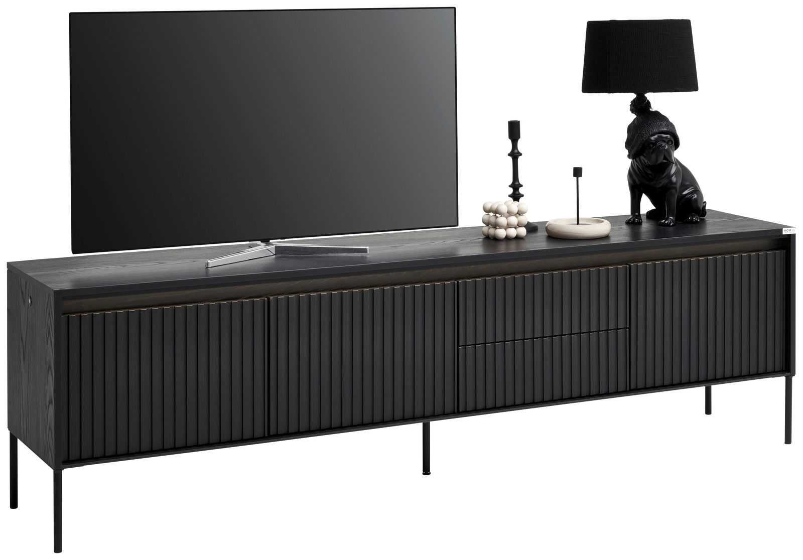Hom´in TV-Lowboard NOTO Schwarzes TV-Lowboard mit gerillten Türen, dekoriert mit einer Lampe und Accessoires, seitliche Perspektive