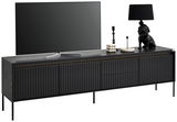 Schwarzes TV-Lowboard mit gerillten Türen, dekoriert mit einer Lampe und Accessoires, seitliche Perspektive