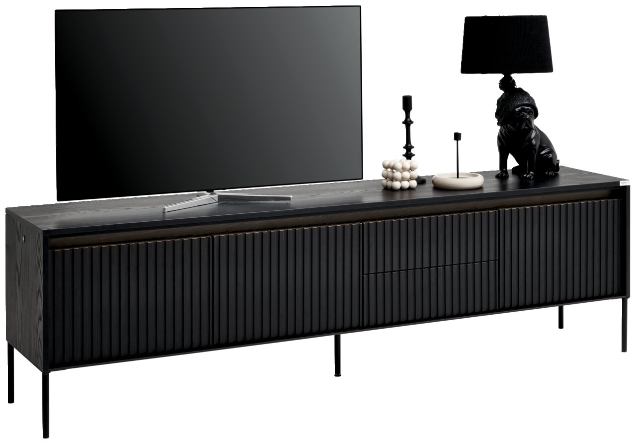 Schwarzes TV-Lowboard mit gerillten Türen, dekoriert mit einer Lampe und Accessoires, seitliche Perspektive