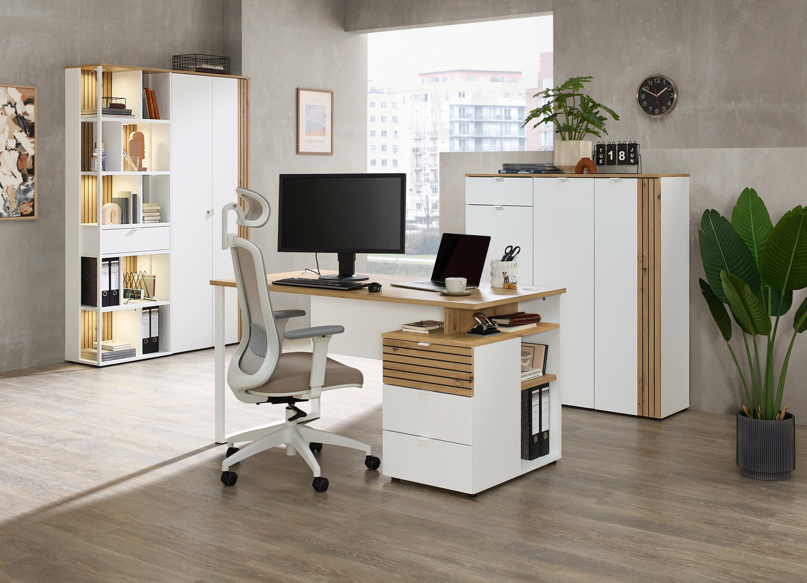 Moderner Büroraum mit Schreibtisch, ergonomischem Stuhl und Büroschränken, seitliche Perspektive.