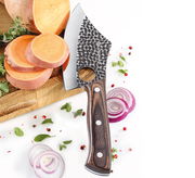 Kochmesser FARMER 14 cm mit gehämmertem Klingenmuster und Holzgriff, von oben fotografiert neben geschnittenen Süßkartoffeln und Zwiebeln.