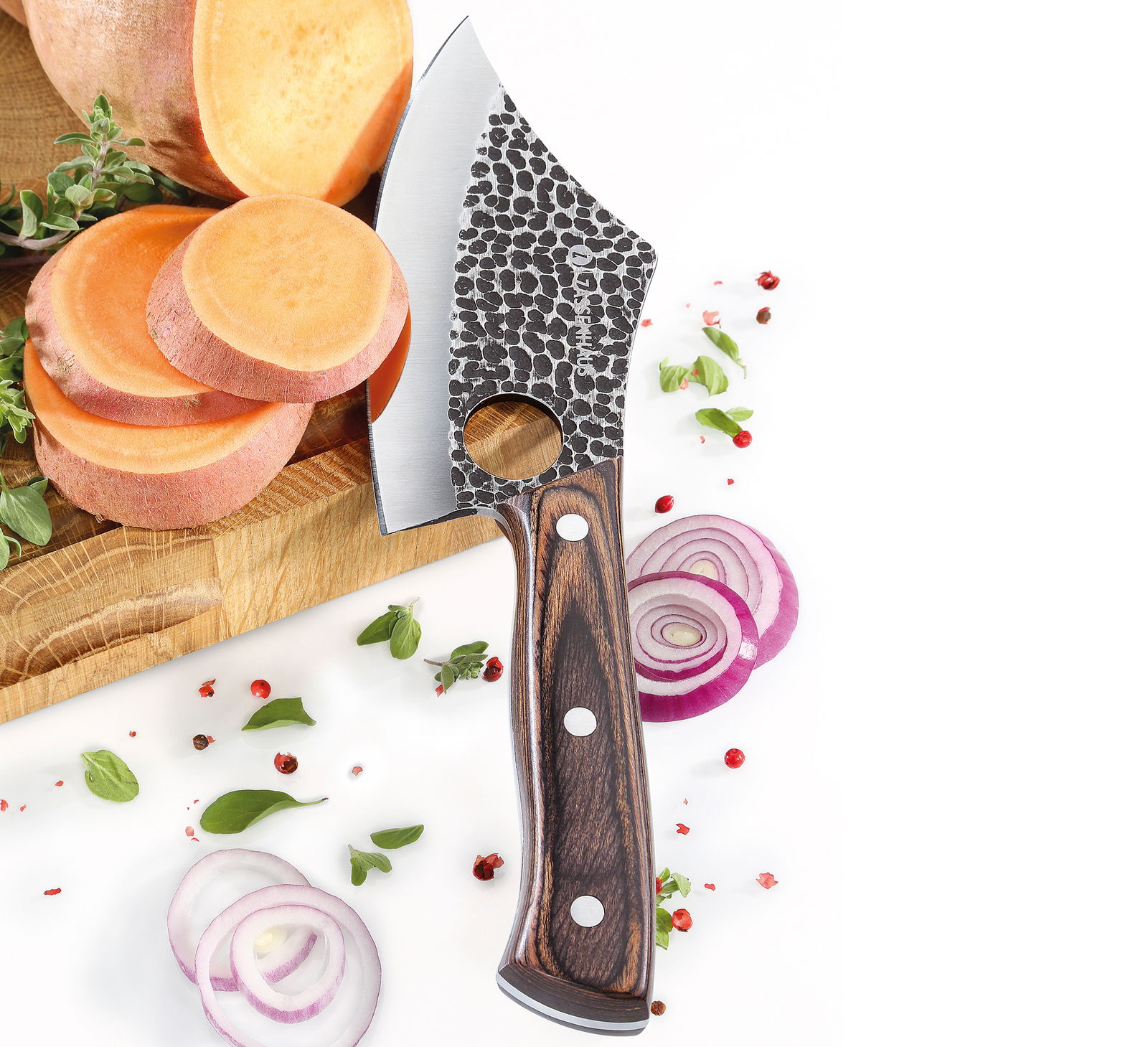 Kochmesser FARMER 14 cm mit gehämmertem Klingenmuster und Holzgriff, von oben fotografiert neben geschnittenen Süßkartoffeln und Zwiebeln.