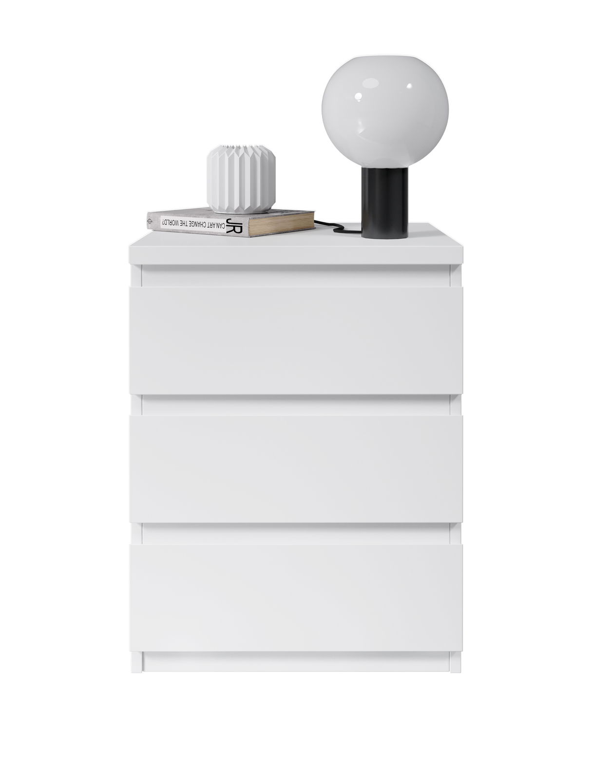 Weiße Nachtkommode mit drei Schubladen, darauf eine moderne Tischlampe, ein Buch und eine dekorative Vase, frontal betrachtet.