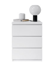 Weiße Nachtkommode mit drei Schubladen, darauf eine moderne Tischlampe, ein Buch und eine dekorative Vase, frontal betrachtet.