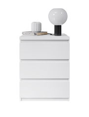 Weiße Nachtkommode mit drei Schubladen, darauf eine moderne Tischlampe, ein Buch und eine dekorative Vase, frontal betrachtet.