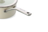 Topf aus dem 4-teiligen Set in almond white, seitliche Perspektive mit Griff und Glasdeckel