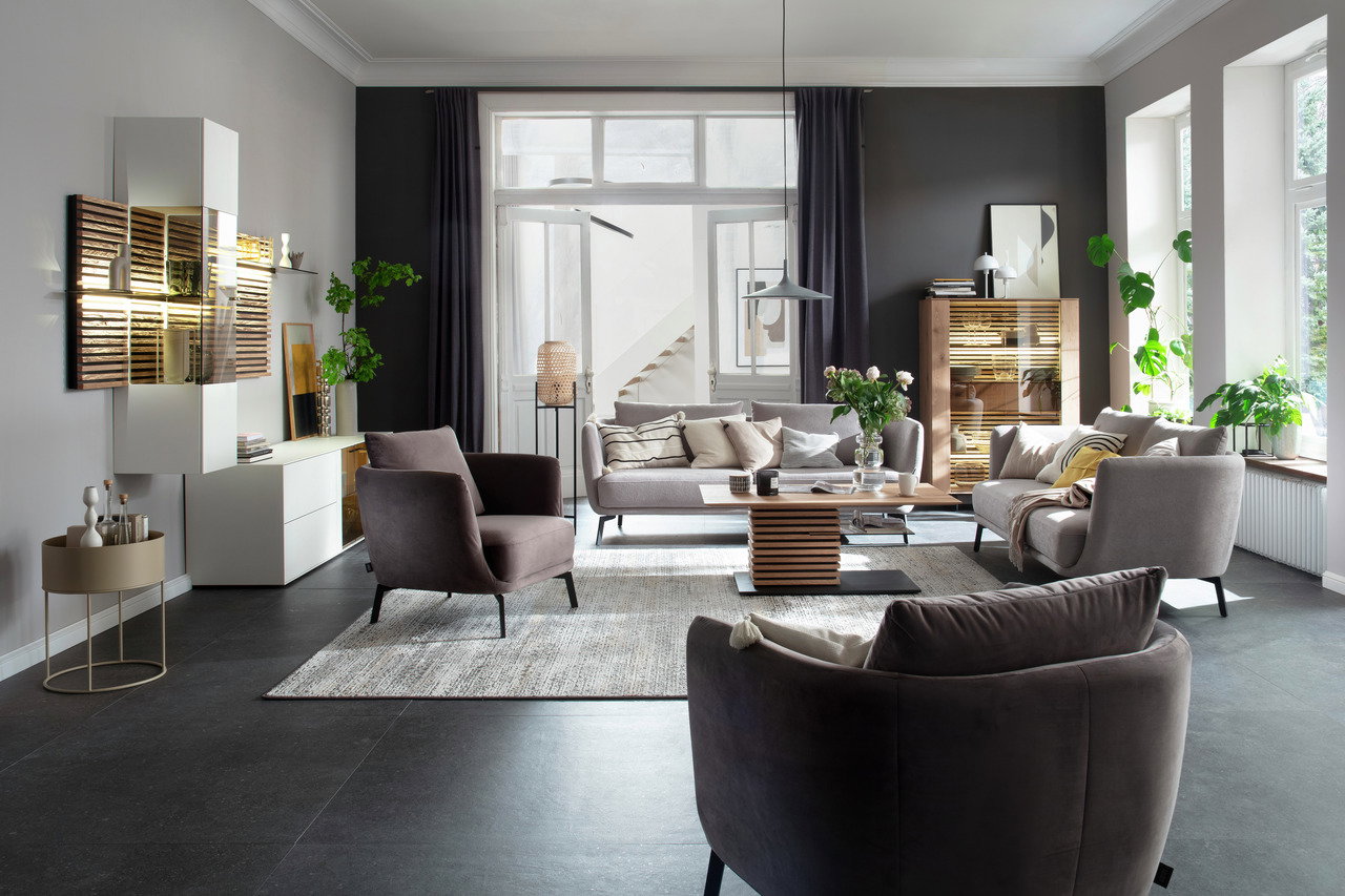 Moderner Sessel in einem stilvoll eingerichteten Wohnzimmer, seitliche Perspektive